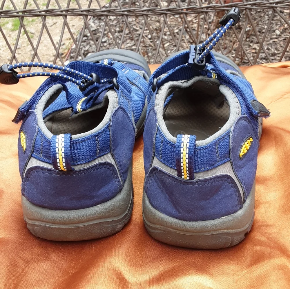 Keen Women's Outdoor Hiking Waterproof Footwear Size 6.